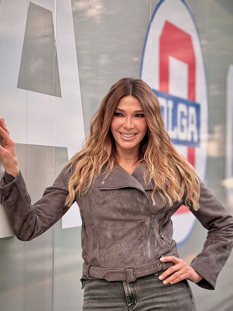 Chaqueta biker de gamuza, denim gris y onda "rocker": el canchero look con el que Catherine Fulop arrasó en Instagram