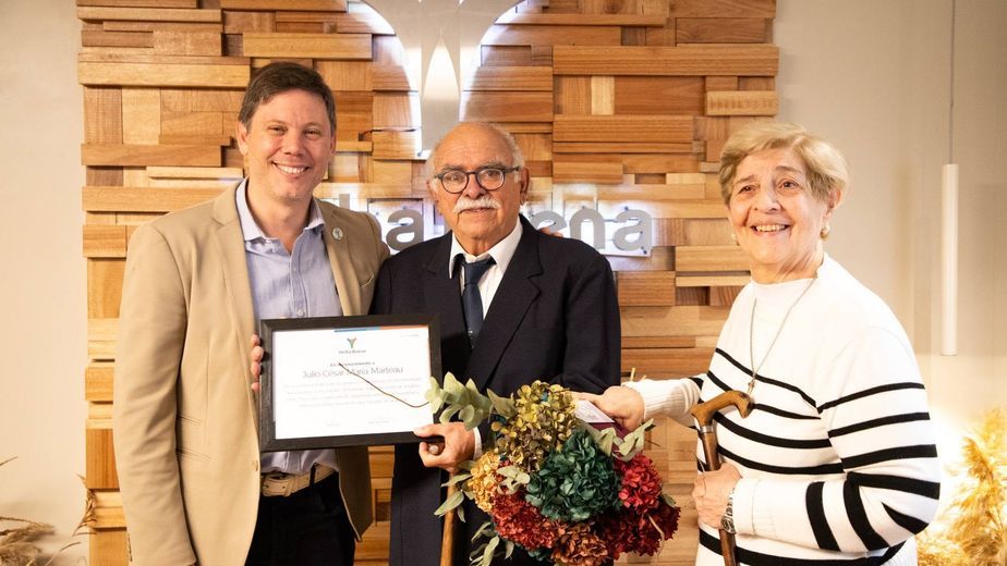 Galería de imágenes de la distinción al doctor Julio Marteau