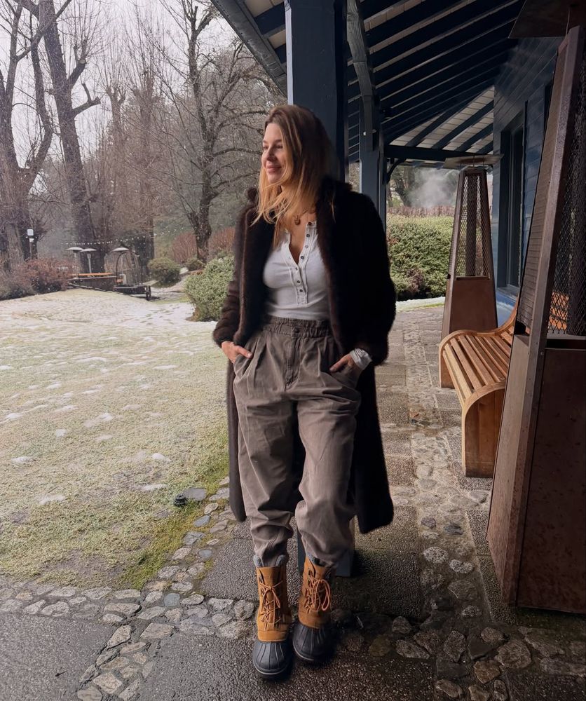 Abrigos de piel, botas de nieve y estética "apres-ski": el sofisticado vestuario con el que Marcela Kloosterboer conquistó la Patagonia