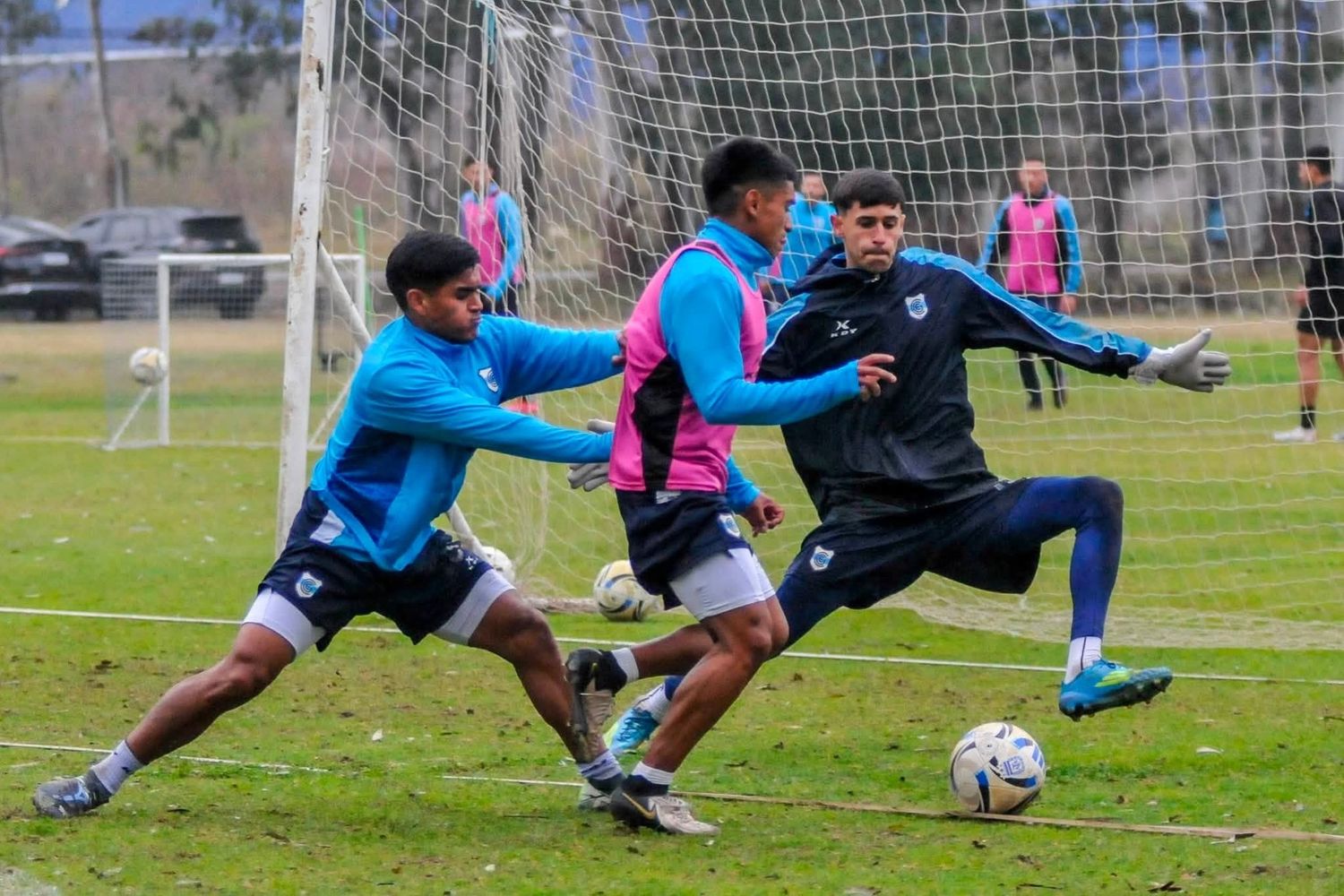 "Trabajamos para volver a ganar", aseguró el futbolista de Gimnasia y Esgrima de Jujuy, Mauro Cachi (izquierda), en la última práctica antes de enfrentar a los santiagueños.