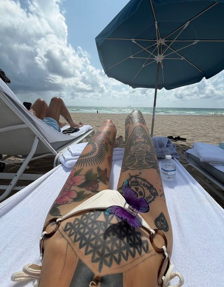 Musculosa básica, lencería a la vista y hebilla de mariposa: el audaz adelanto de verano con el que Cande Tinelli arrasó en Instagram