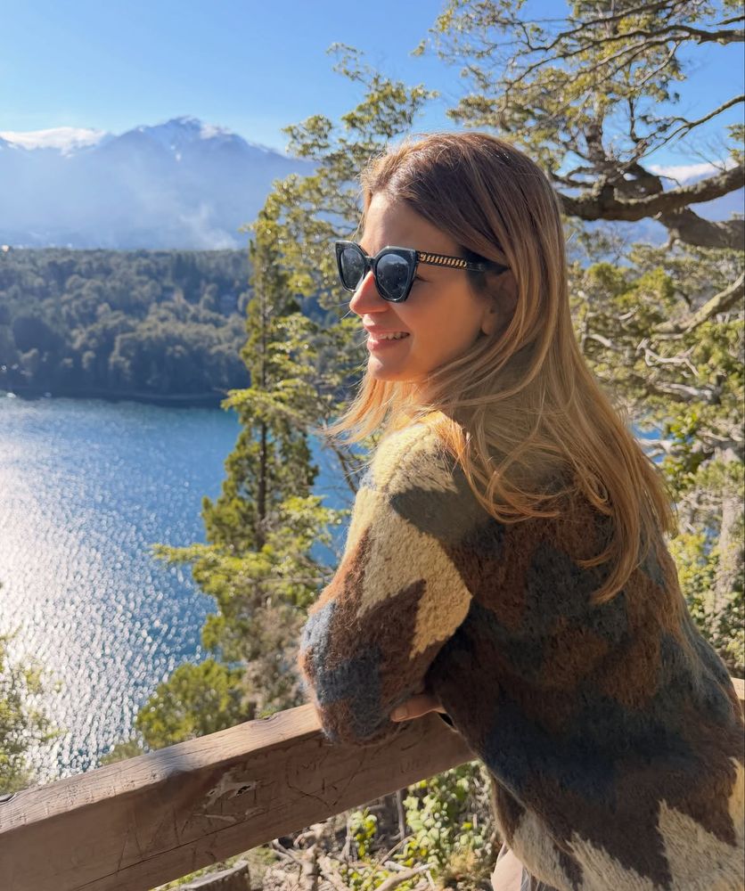 Abrigos de piel, botas de nieve y estética "apres-ski": el sofisticado vestuario con el que Marcela Kloosterboer conquistó la Patagonia