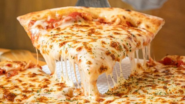 Cómo conseguir dos porciones de muzzarella a solo $2.000 en el Obelisco: la promo para arrancar la Semana de la Pizza y la Empanada
