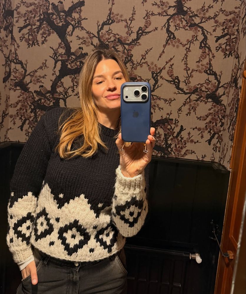 Abrigos de piel, botas de nieve y estética "apres-ski": el sofisticado vestuario con el que Marcela Kloosterboer conquistó la Patagonia
