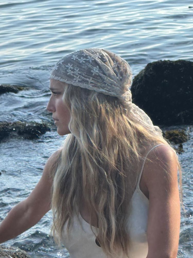 Pañuelo bordado, estética "boho chic" y tonos neutros: el romántico adelanto de verano de Luisana Lopilato