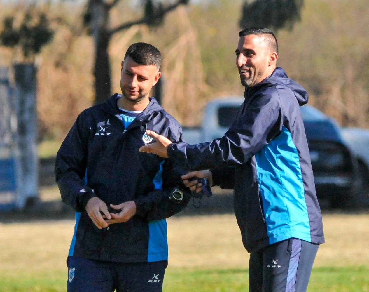 La tabla de la Zona B ubica al equipo del DT Hernán Pellerano (derecha) en lo más alto con 38 puntos, dos por encima de Atlanta y Tristán Suárez, y a Güemes, el rival de este domingo, en zona de descenso.