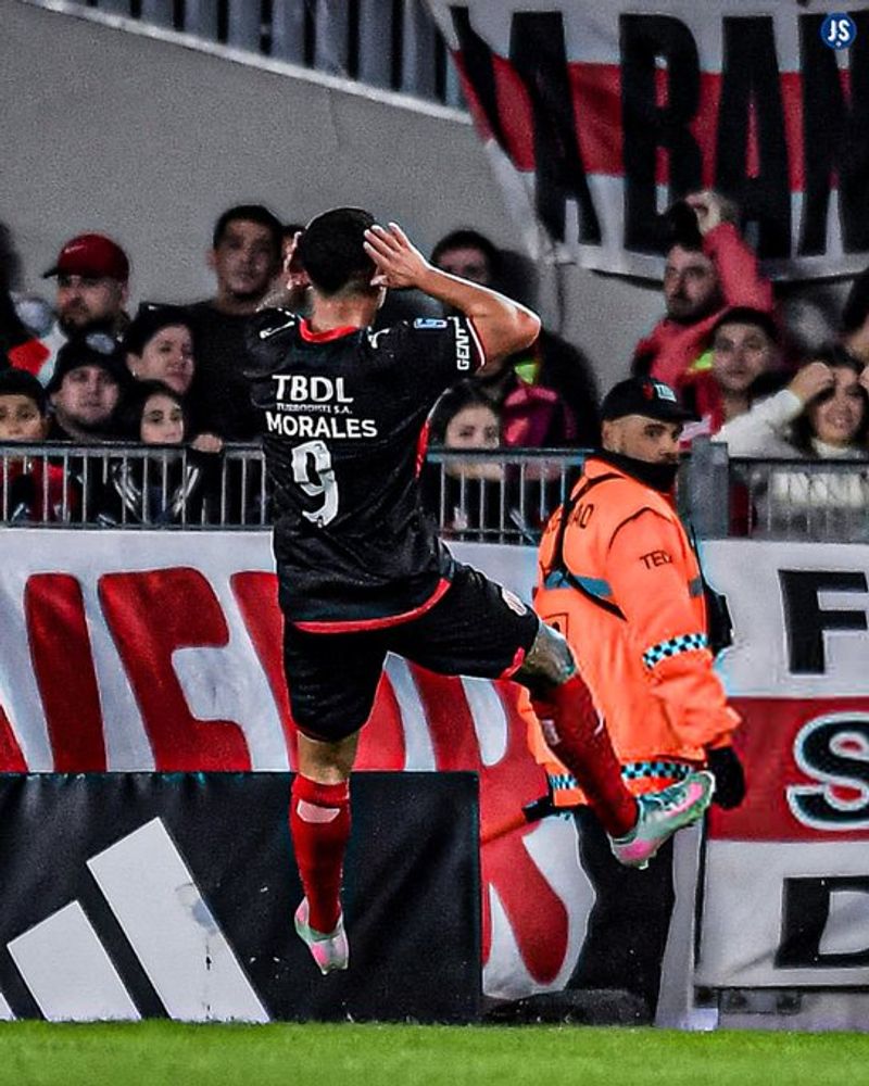 El festejo a lo Riquelme del "Toro" Morales por el gol de Barracas ante River.