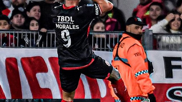 El festejo a lo Riquelme del "Toro" Morales por el gol de Barracas ante River.