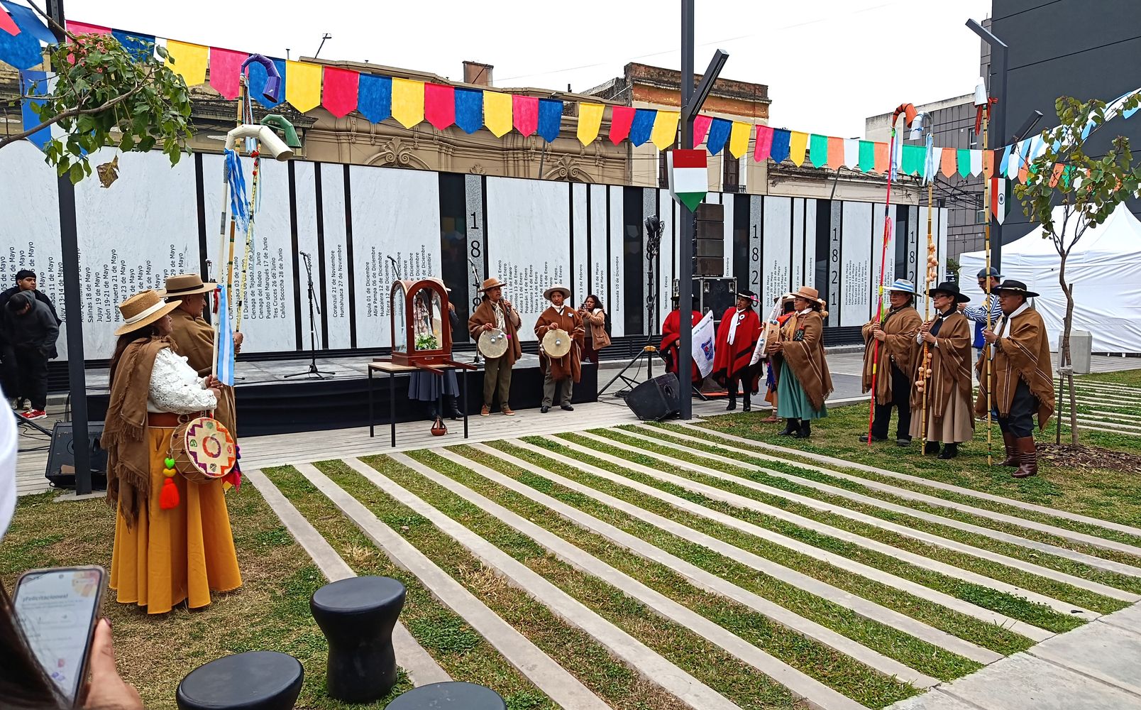 Copleras de los valles jujeños le cantan a la Virgen de Río Blanco, mientras los erkes, en respetuoso silencio, dan marco a la manifestación de fe y tradición, en el encuentro de las colectivdades asentadas en Jujuy.