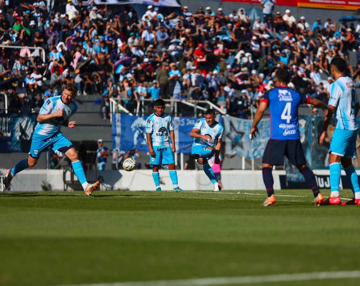 Fue un duelo reñido el que se presenció en la “Tacita de Plata”, donde jujeños y santiagueños dieron un buen espectáculo que culminó en festejo para el elenco del DT Hernán Pellerano.