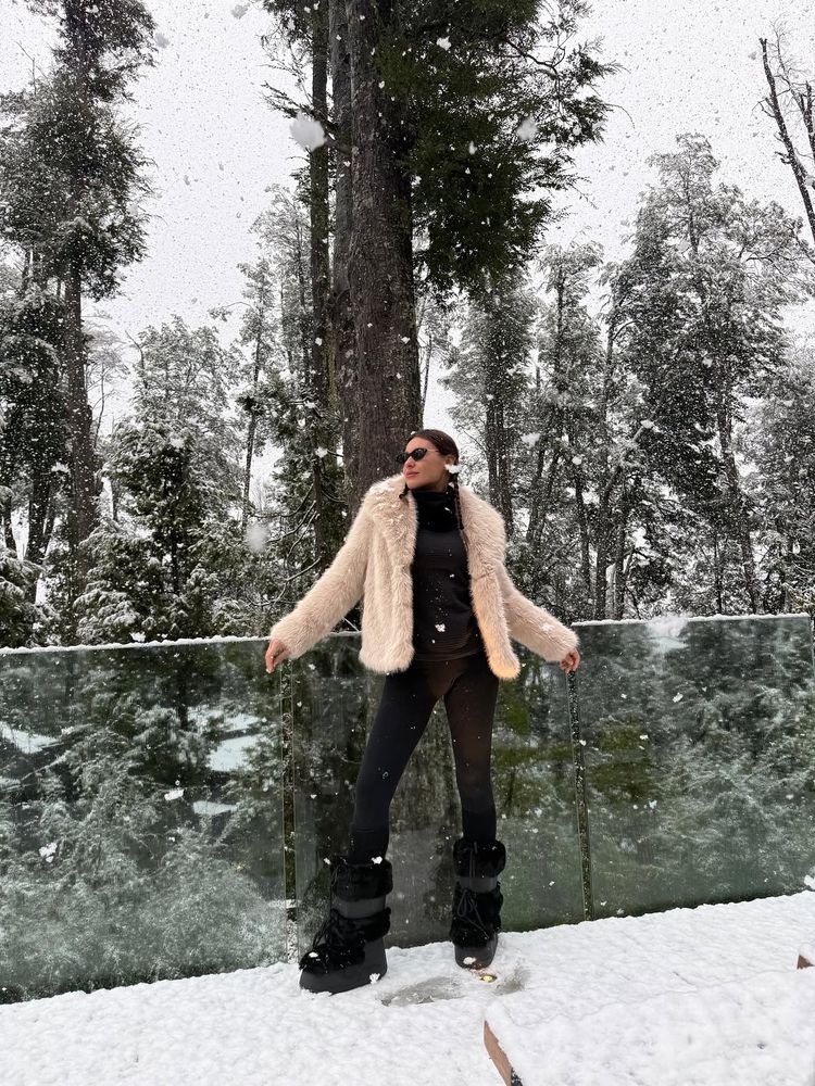 Tapado de piel, traje de baño enterizo y botas apres-ski: la lección de estilo con la que Pampita conquistó la nieve patagónica