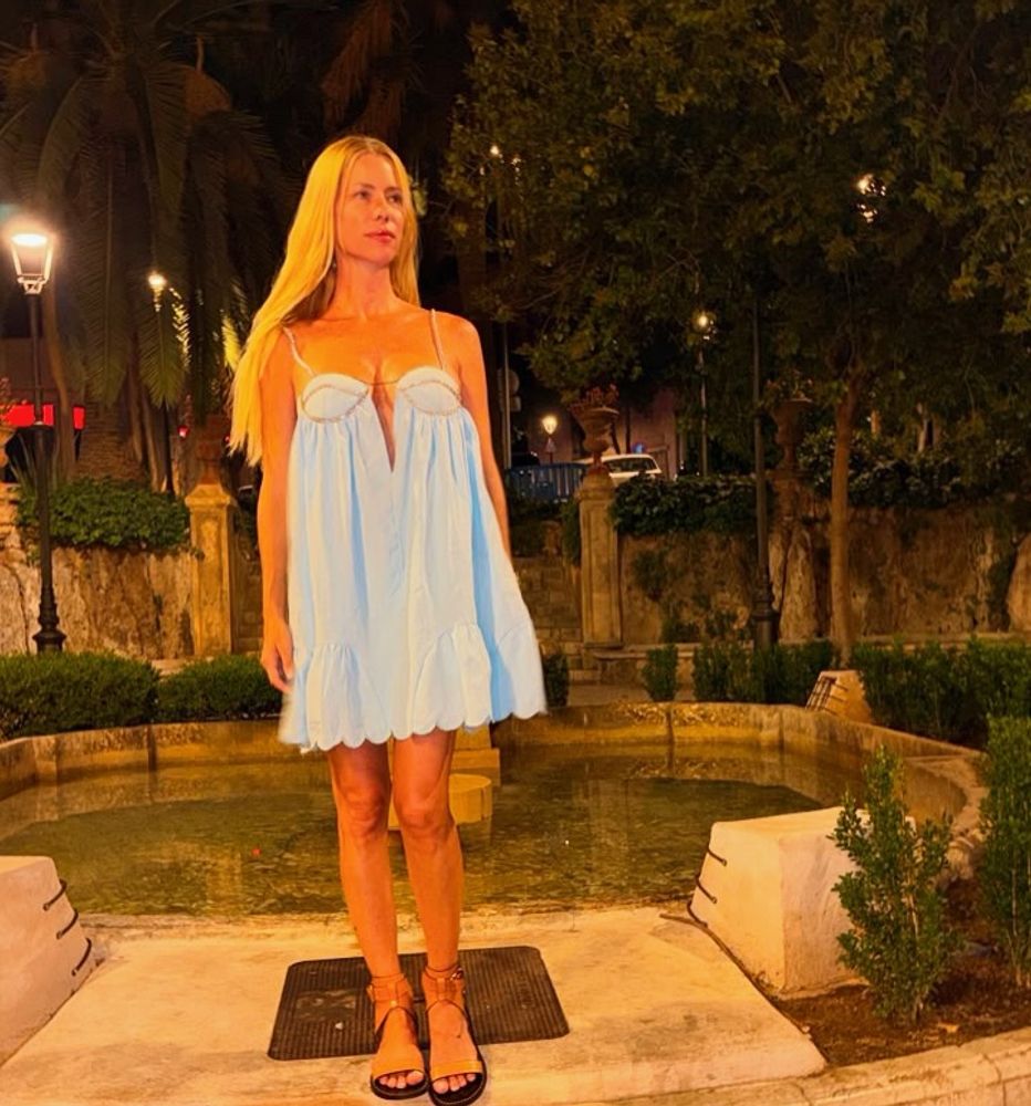 Celeste pastel, strass y silueta "babydoll": el romántico minivestido con el que Nicole Neumann brilló en una noche de Mallorca