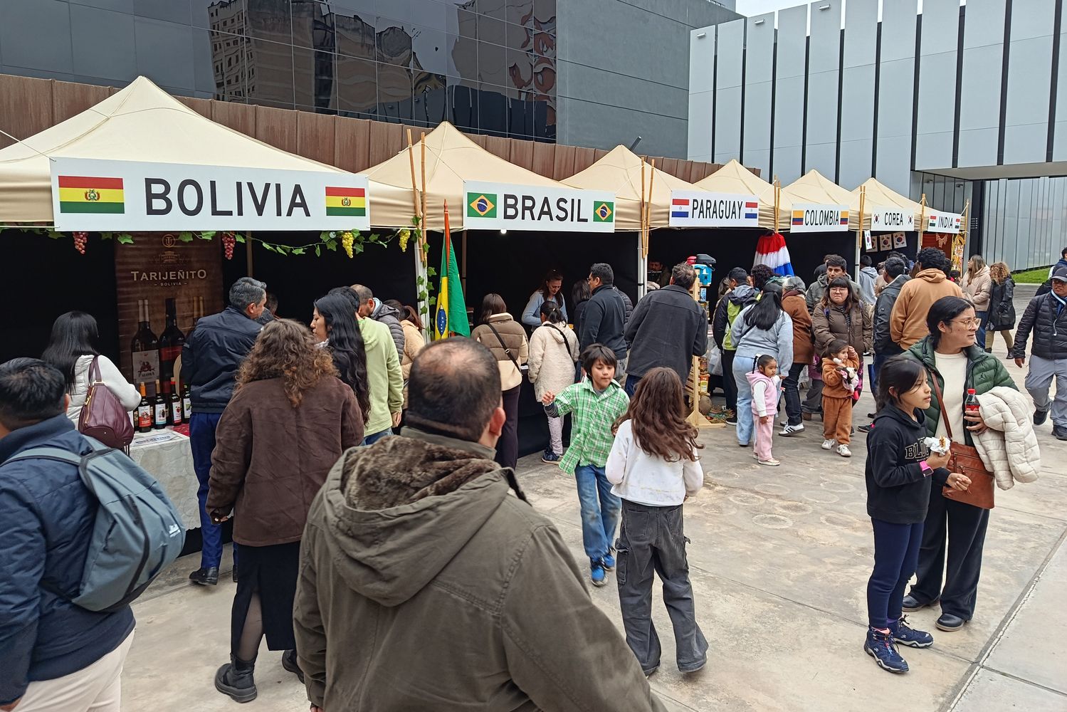 Mucho público se dio cita en la Plaza de las Batallas desde el mediodía y a lo largo de toda la tarde, para visitar los stands de los países cuyas colectividades compartieron platos típicos, información y expresiones artísticas que las identifican.