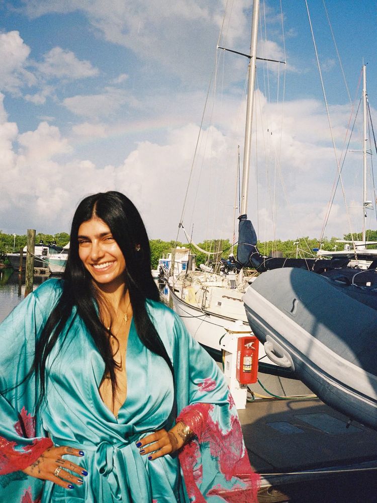 Túnica satinada, bikini verde oliva y joyería de cuerpo: las dos facetas del glamoroso look de alta mar de Mia Khalifa