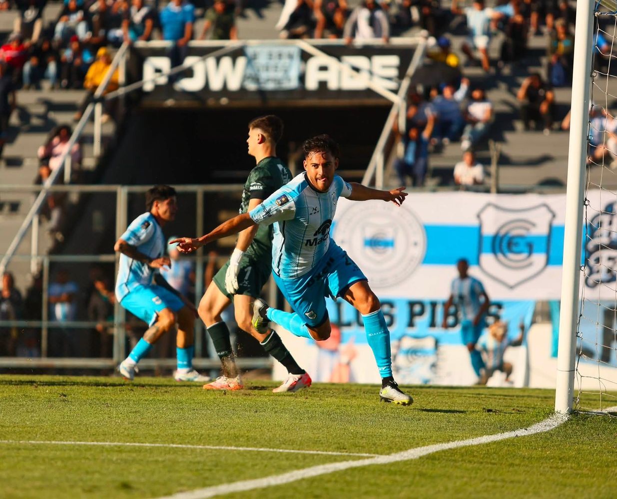 La tarde de los “nueves”: Cristian Menéndez y Octavio Bianchi fueron los autores de los goles “albicelestes” para revertir el panorama y darle la victoria al “Lobo” jujeño en el estadio “23 de Agosto”.