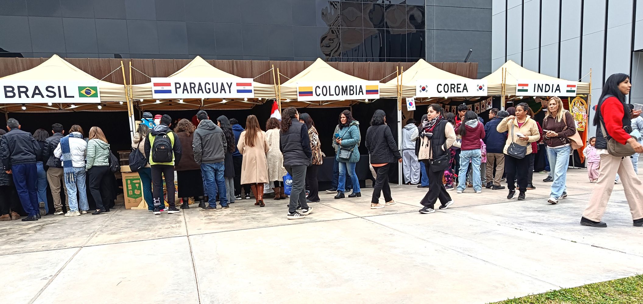 Comidas, bebidas, libros, vestimenta, música, souvenirs y hasta acentos diversos, pusieron color a la tarde del jueves en el Cabildo.