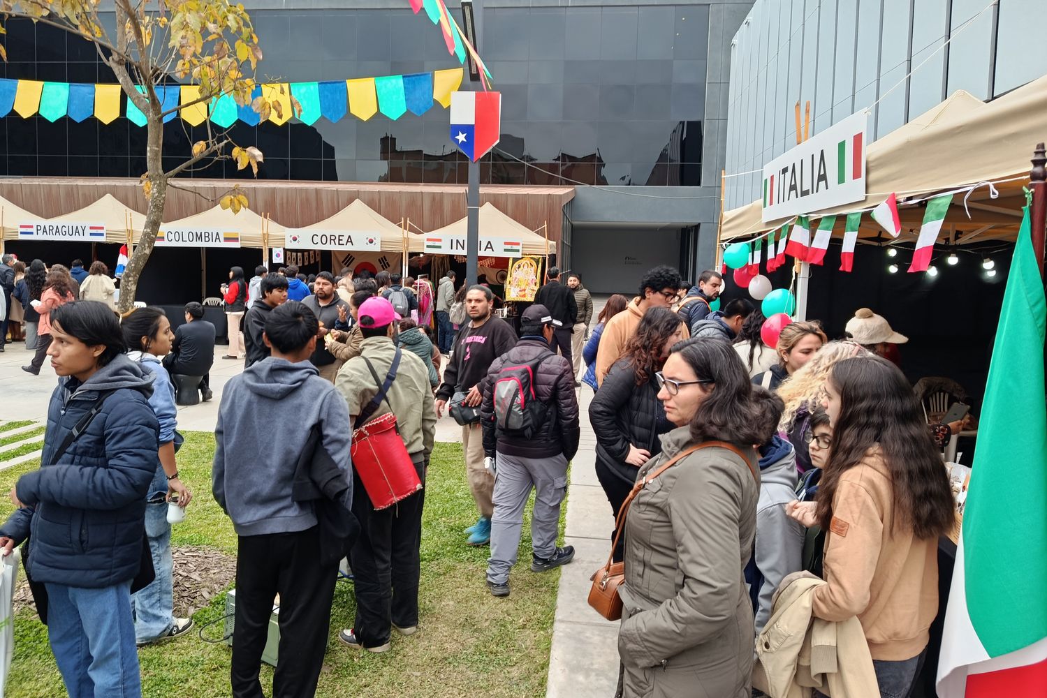 Organizada por la Asociación de Colectividades Extranjeras en Jujuy, la décima edición de "Sabores del Mundo – Encuentro de Colectividades" tuvo como escenario el espacio abierto del histórico Cabildo de San Salvador de Jujuy.