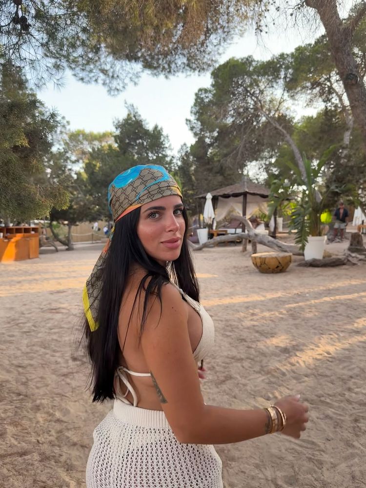 Pañuelo Gucci, bikini de crochet y beso romántico: las paradisíacas vacaciones de Valentina Cervantes y Enzo Fernández en la playa