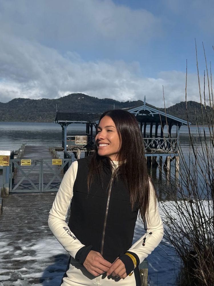Tapado de piel, traje de baño enterizo y botas apres-ski: la lección de estilo con la que Pampita conquistó la nieve patagónica
