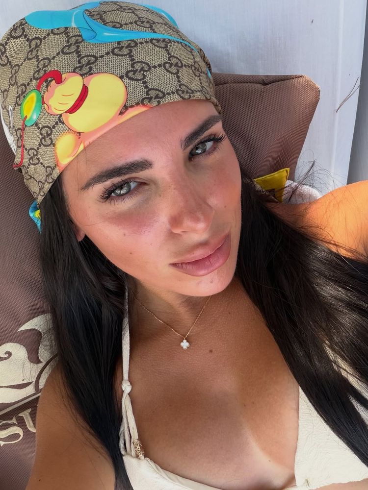 Pañuelo Gucci, bikini de crochet y beso romántico: las paradisíacas vacaciones de Valentina Cervantes y Enzo Fernández en la playa