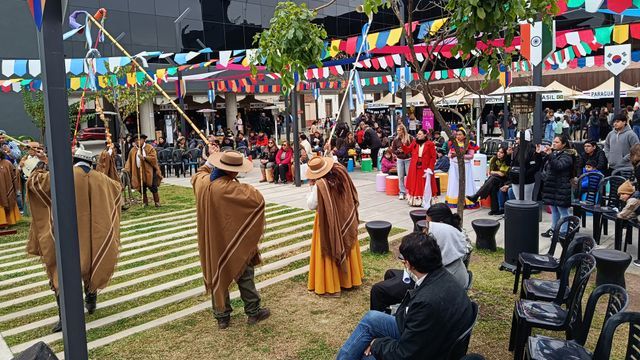 Cultores de las tradiciones jujeñas dieron la bienvenida a los expositores de diferentes países y los visitantes, en el inicio de la programación de "Sabores del Mundo – Encuentro de Colectividades".