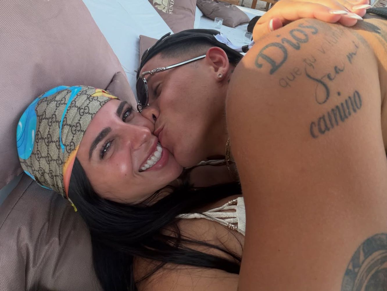 Las paradisíacas vacaciones de Valentina Cervantes y Enzo Fernández en la playa