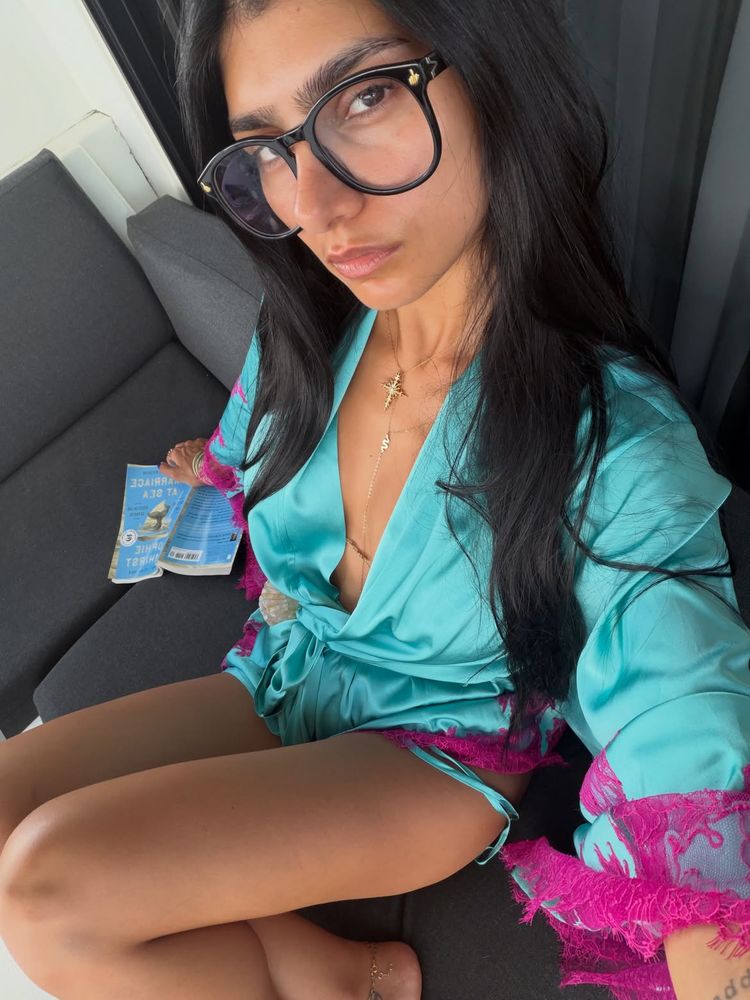 Túnica satinada, bikini verde oliva y joyería de cuerpo: las dos facetas del glamoroso look de alta mar de Mia Khalifa