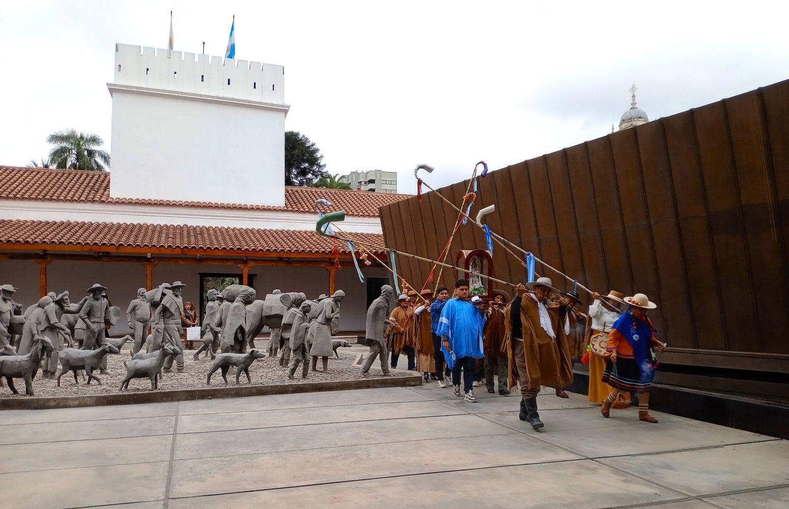 Situado en el casco histórico de la ciudad, el renovado edificio del Cabildo albergó la propuesta "Sabores del Mundo – Encuentro de Colectividades", que también tuvo una fuerte impronta jujeña.