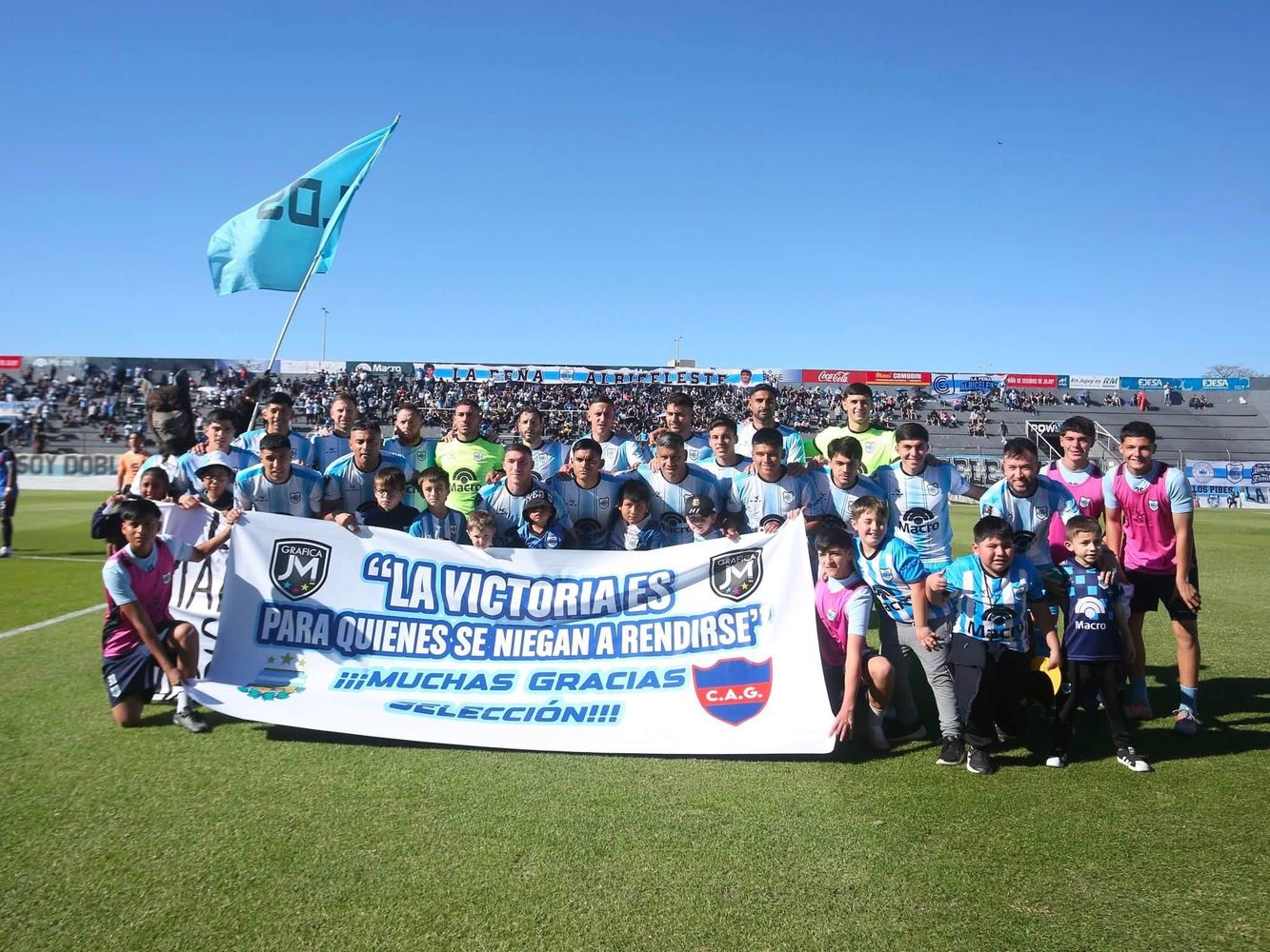 El partido de este domingo en Jujuy fue propicio para expresar el reconocimiento popular a la Selección nacional, como se vio en la pancarta que exhibieron los jugadores de Gimnasia.