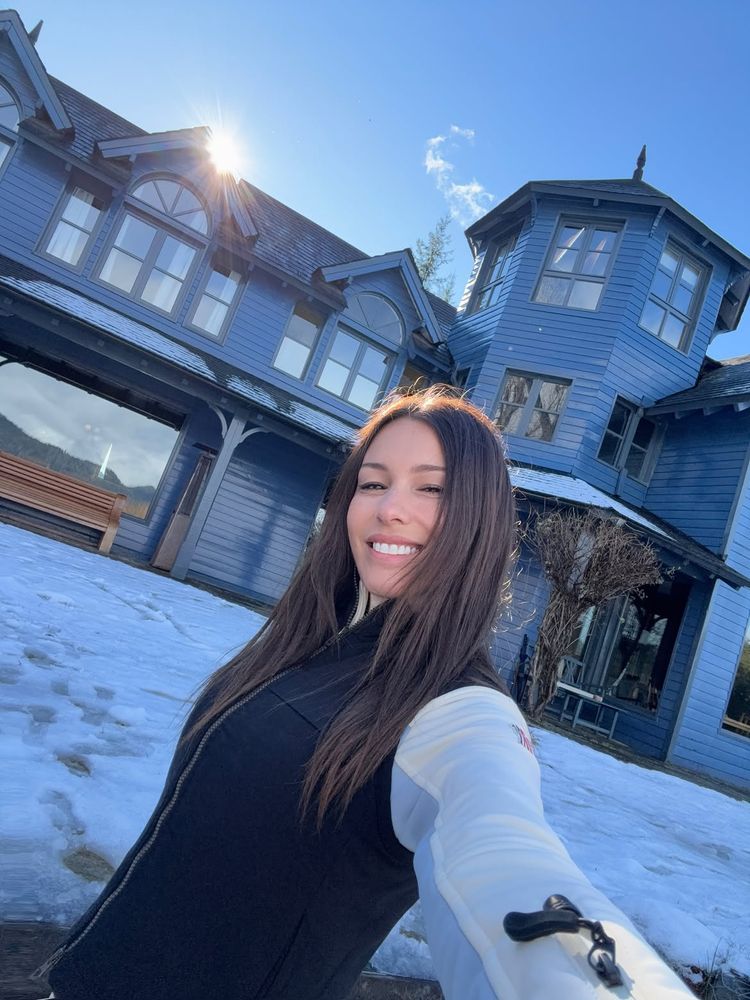 Tapado de piel, traje de baño enterizo y botas apres-ski: la lección de estilo con la que Pampita conquistó la nieve patagónica