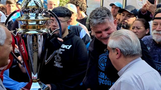 Belgrano llevó la copa a la gruta de la Virgen de Lourdes.