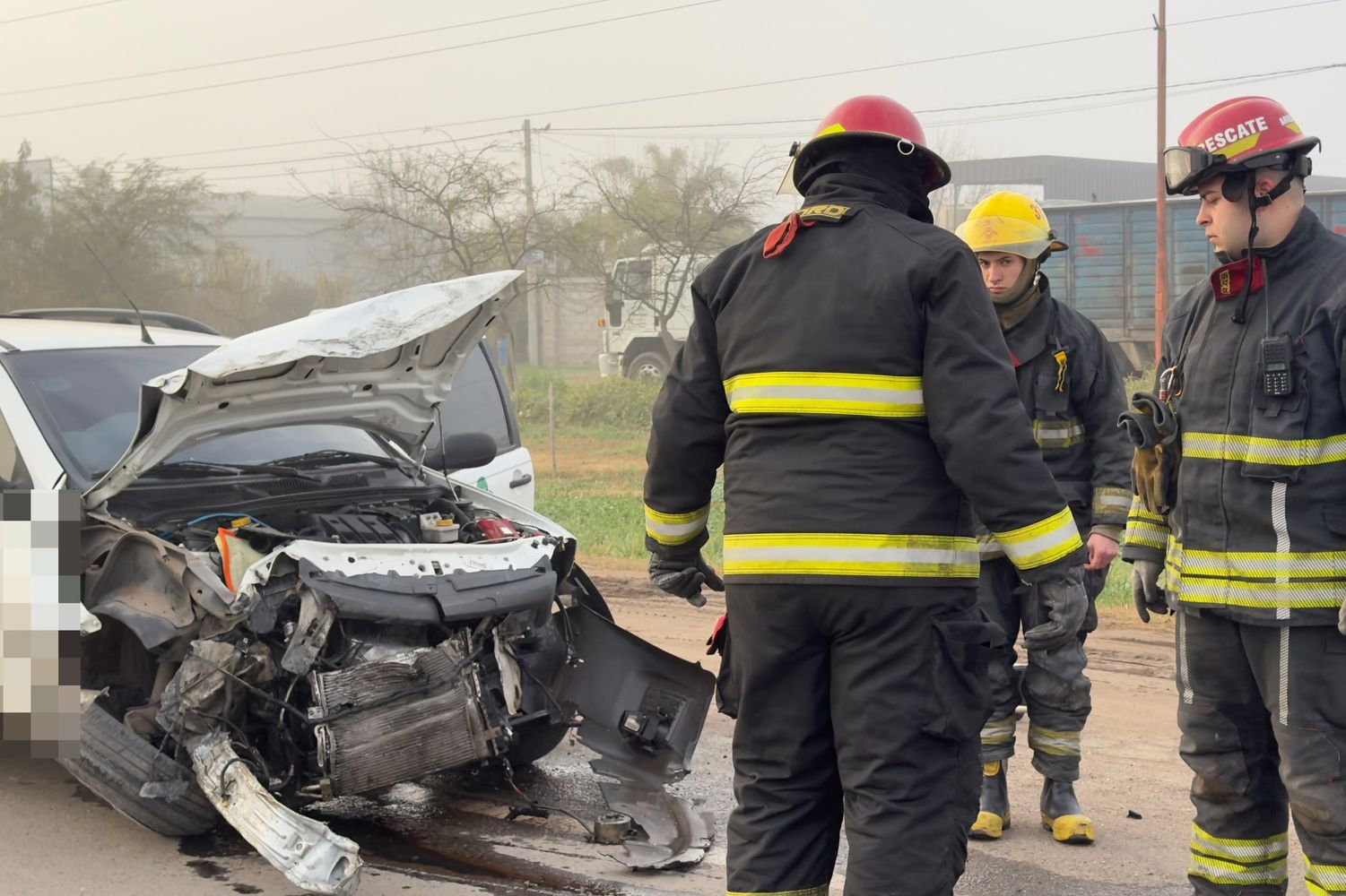 Arroyito: fuerte colisión de una camioneta con un camión que estaba estacionado en la banquina