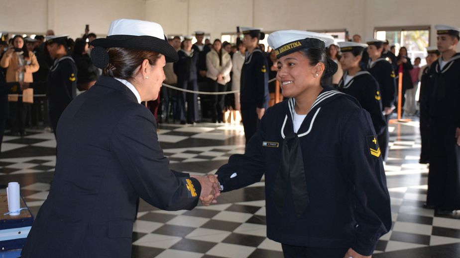 Egresaron Cabos enfermeros de la Escuela de Suboficiales de la Armada. 