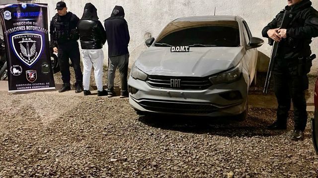 La Dirección de Operaciones Motorizadas detuvo un vehículo sin placas y, tras verificar sus datos, procedió a la aprehensión de sus ocupantes.