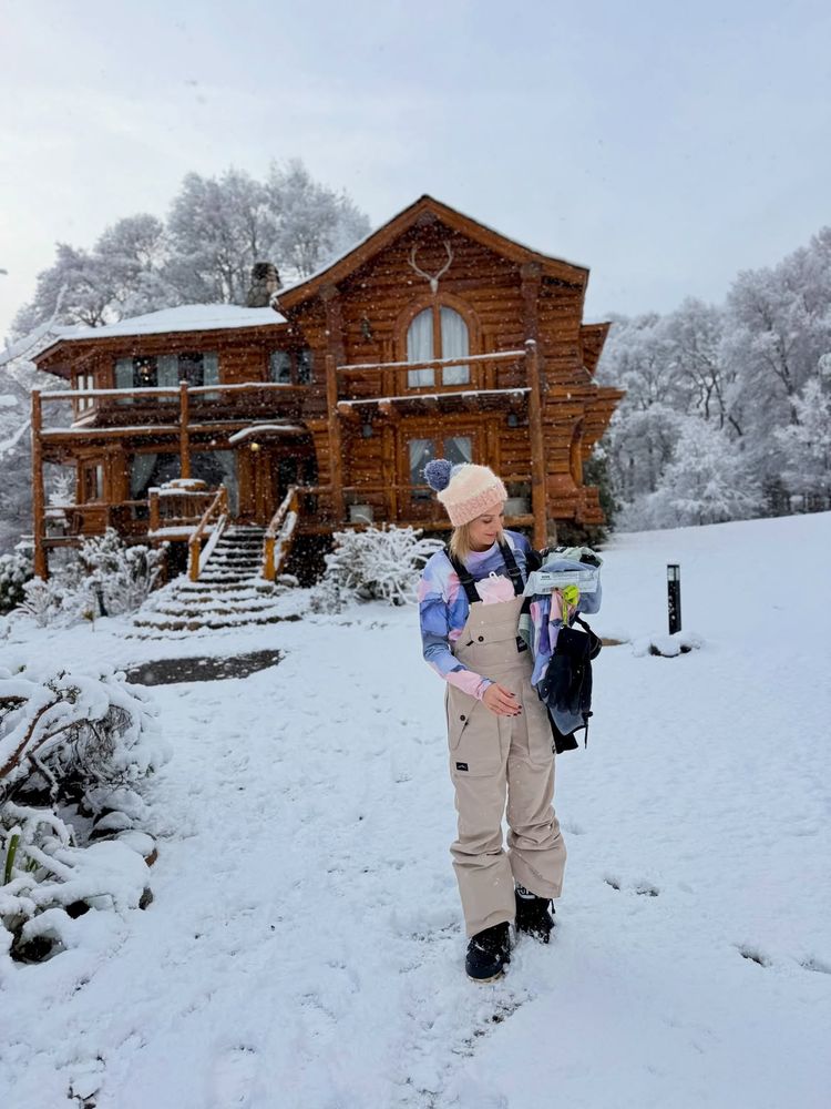 Desde la Patagonia, Noelia Marzol arrasó con un look de invierno para esquiar: mono enterizo estilo "catsuit" y botas para la nieve