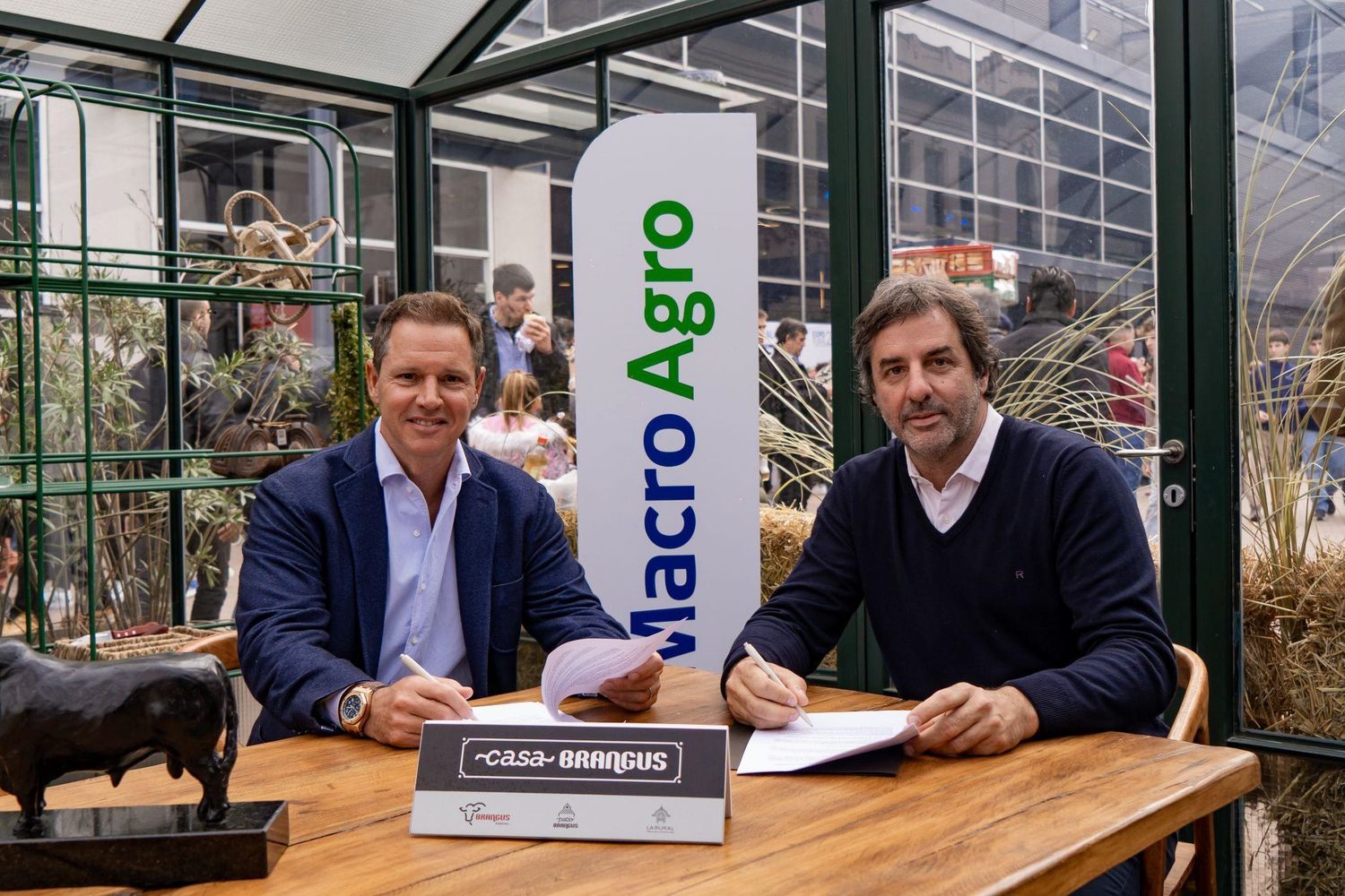 Jorge Brito, presidente de Banco Macro (izq.) y Mauricio Groppo, titular de la Asociación Argentina de Brangus, al momento de firmar el acuerdo.