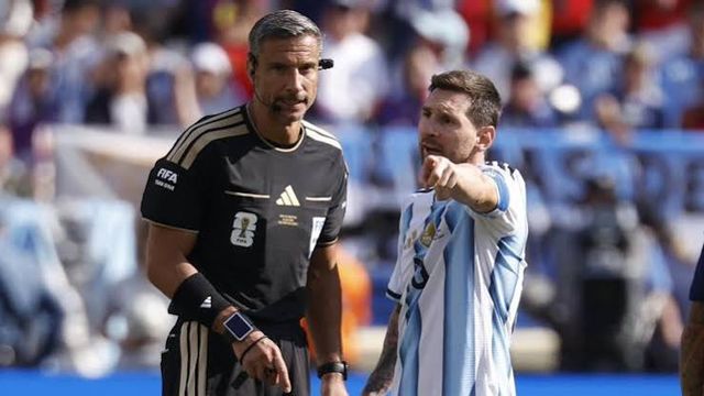 Slavko Vinčić, el juez que se hizo cargo de la final entre nuestro país y el seleccionado español, tomó una decisión que llamó la atención en el mundo del fútbol.