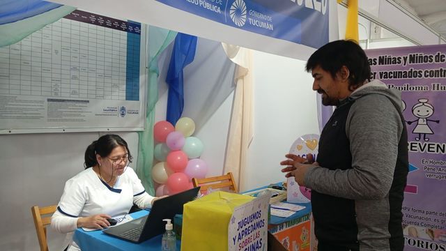 La propuesta combina actividades didácticas para niños con orientación personalizada para adultos mayores.