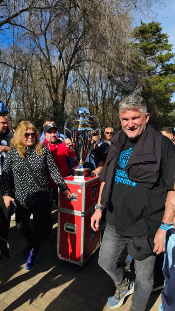 Belgrano llevó la copa a la gruta de la Virgen de Lourdes.