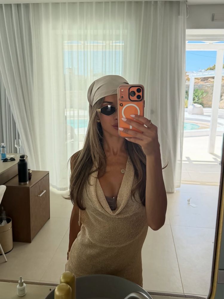 Desde Mykonos, Agustina Gandolfo posó junto a Lautaro Martínez y deslumbró con un vestido romántico para una boda