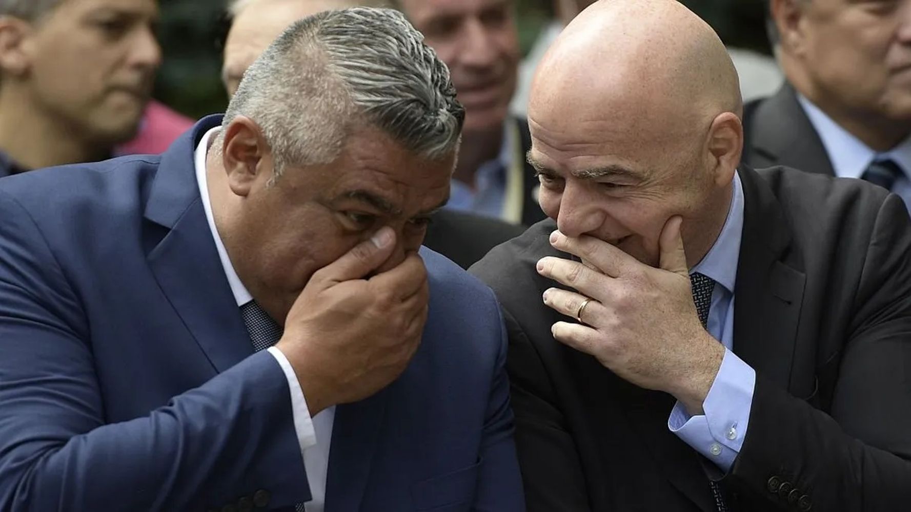Gianni Infantino, presidente de la FIFA, junto al "Chiqui" Tapia