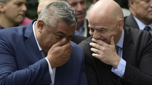 Gianni Infantino, presidente de la FIFA, junto al "Chiqui" Tapia