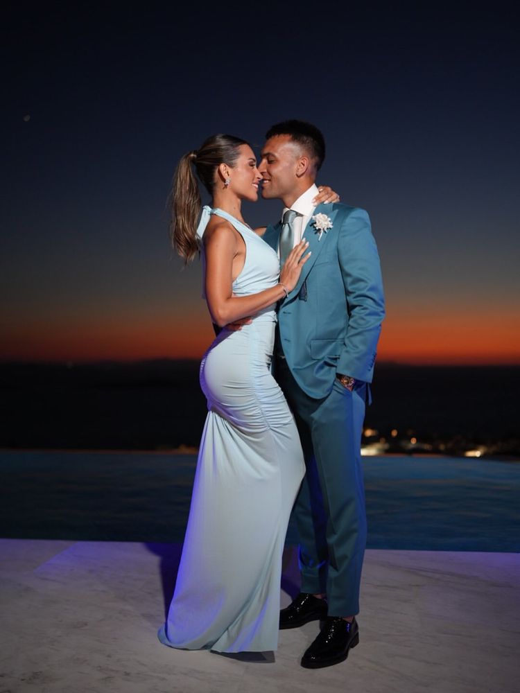 Desde Mykonos, Agustina Gandolfo posó junto a Lautaro Martínez y deslumbró con un vestido romántico para una boda
