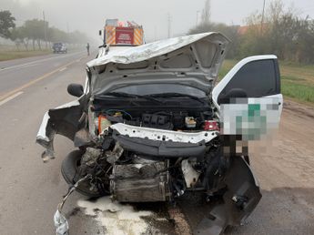 Arroyito: fuerte colisión de una camioneta con un camión que estaba estacionado en la banquina