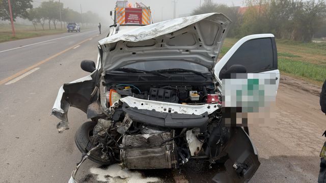 Arroyito: fuerte colisión de una camioneta con un camión que estaba estacionado en la banquina