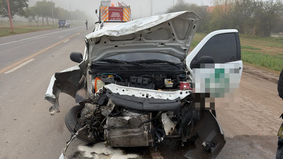 Arroyito: fuerte colisión de una camioneta con un camión que estaba estacionado en la banquina