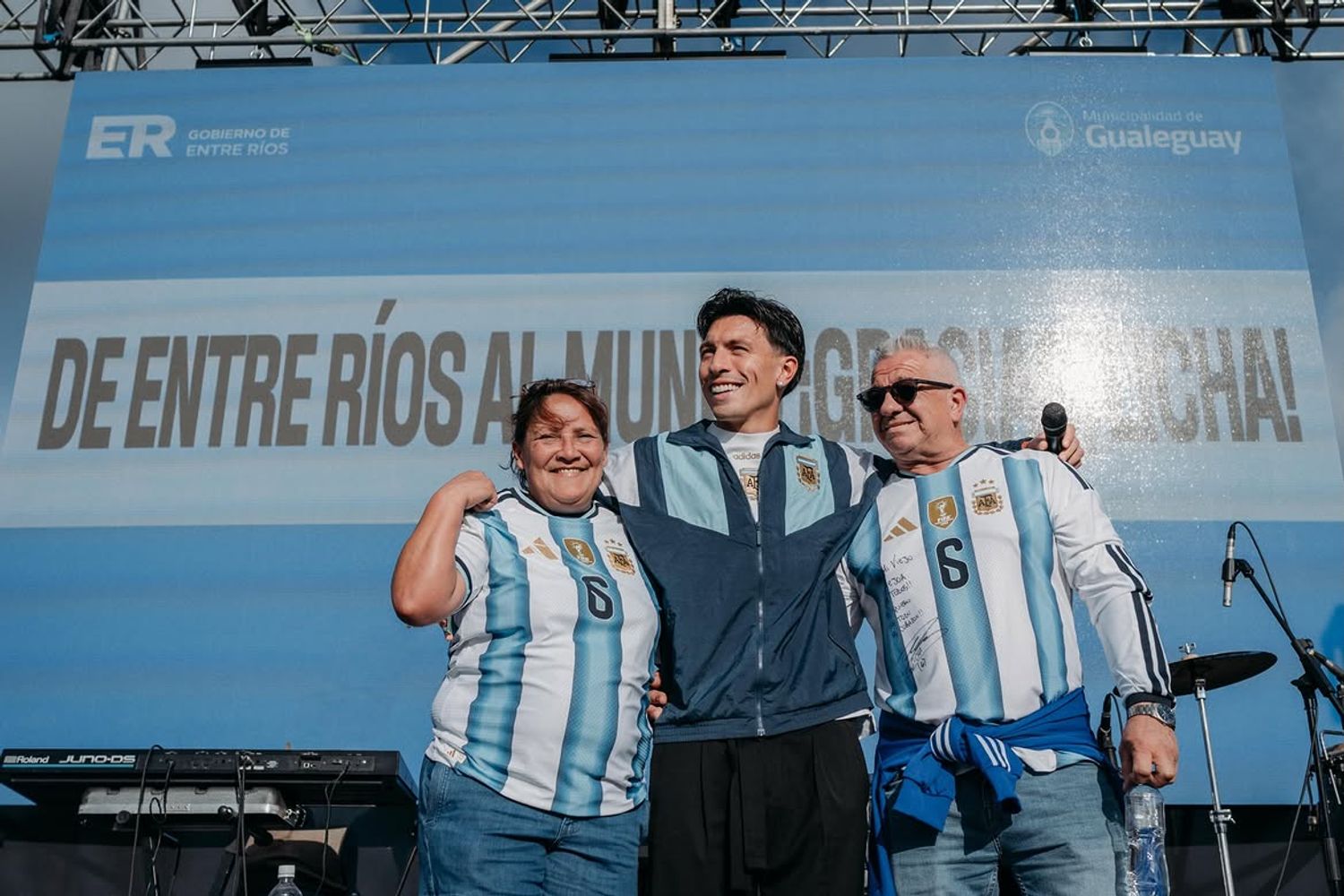 Lisandro Martínez y sus padres. Fotos: Prensa ER.