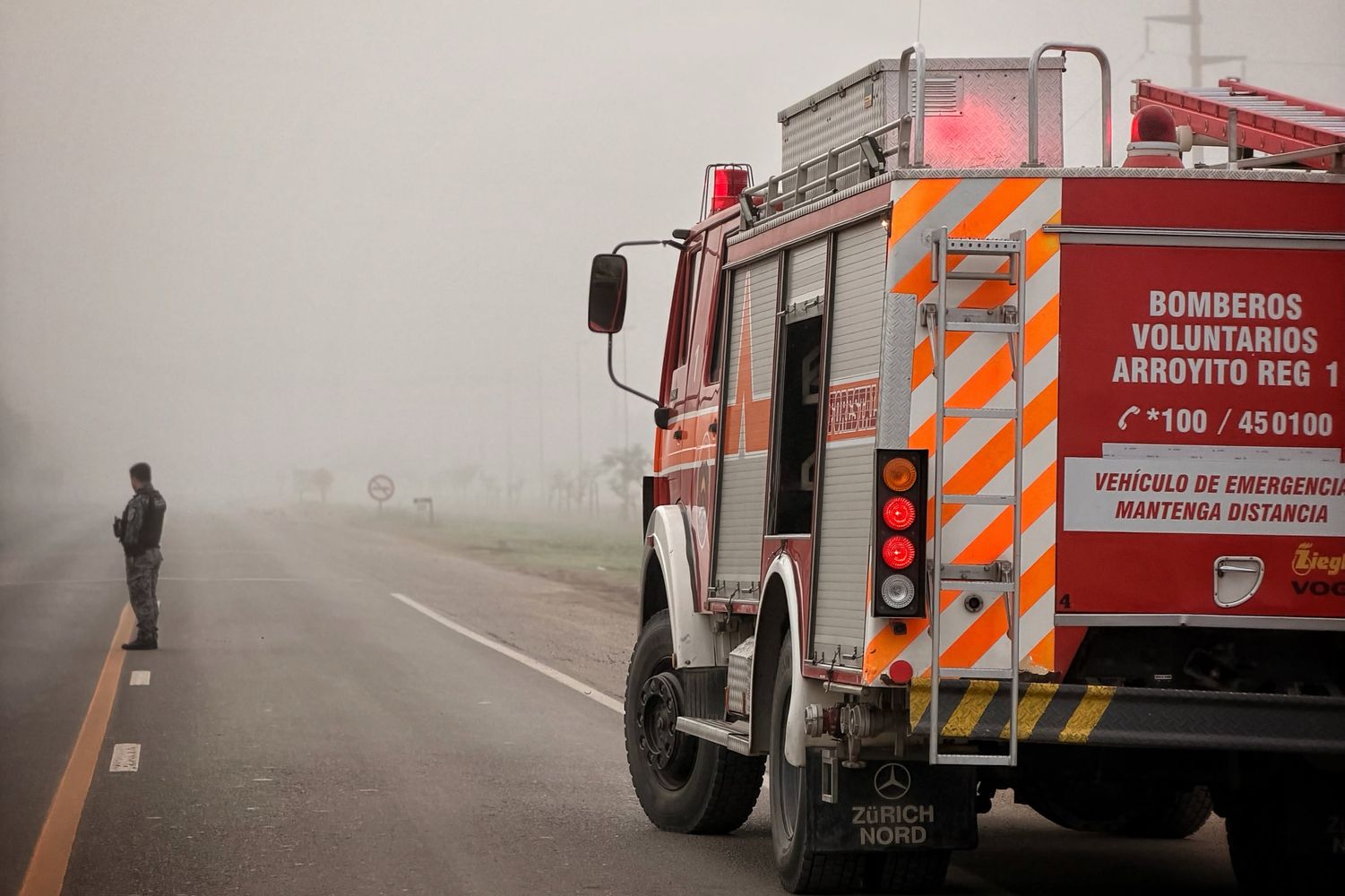 Arroyito: fuerte colisión de una camioneta con un camión que estaba estacionado en la banquina
