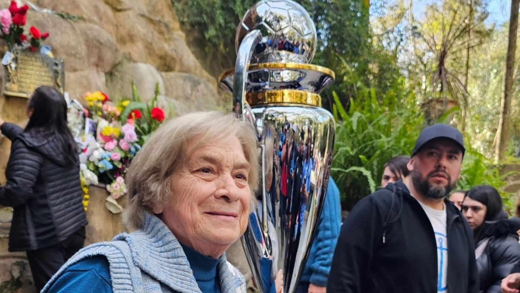 Belgrano llevó la copa a la gruta de la Virgen de Lourdes.