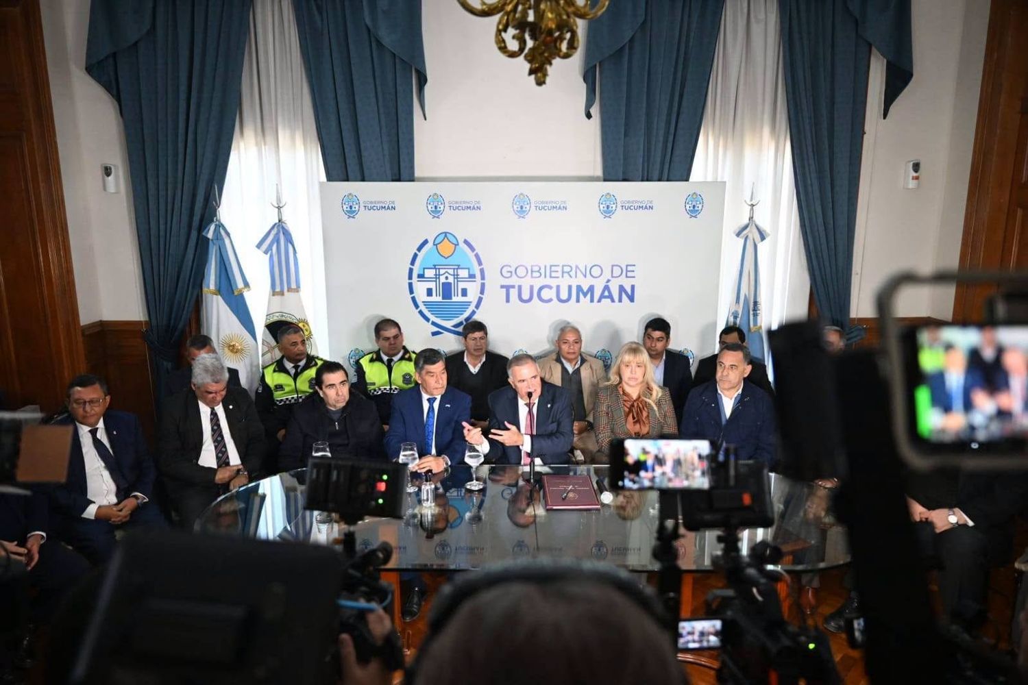El mandatario destacó leyes, equipamiento y convocó a una reunión para este martes.